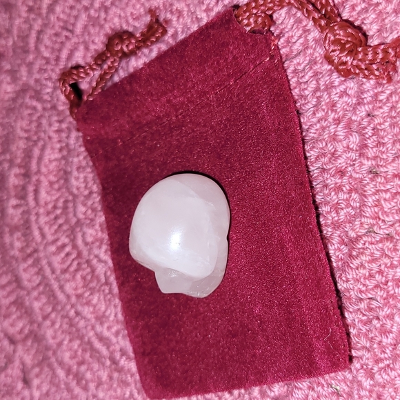 Mini Rose Quartz Skull - Picture 3 of 8